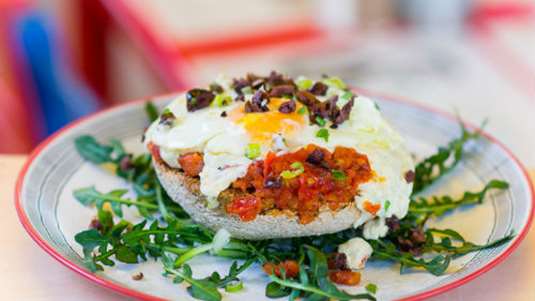 Ζεστός ντάκος με αβγό