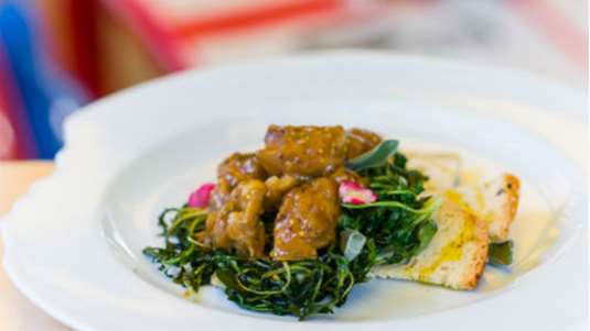 Χοιρινό με σταμναγκάθι τσιγαριαστό και φασκόμηλο