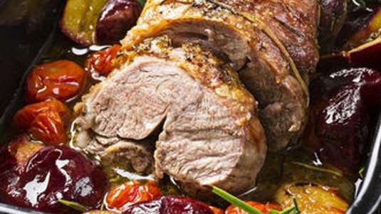 Αρνί μπούτι με φρέσκα δαμάσκηνα και πατάτες στο φούρνο