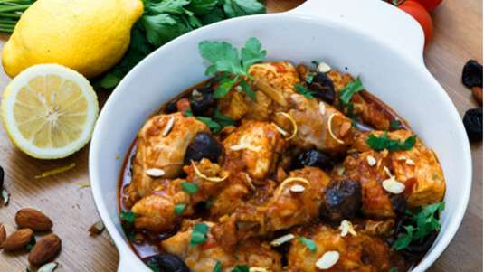 Κοτόπουλο με φρέσκα δαμάσκηνα και πορτοκάλι στην κατσαρόλα