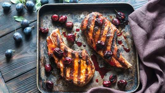 Χοιρινές μπριζόλες με πικάντικη σάλτσα δαμάσκηνου