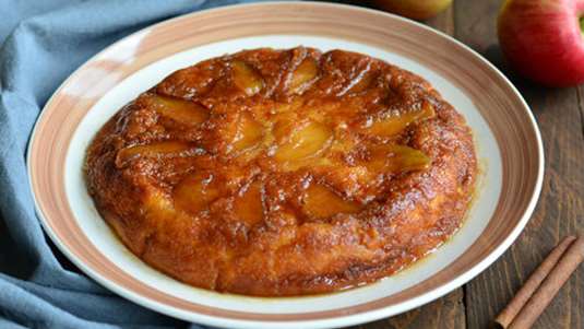 Κέικ με καραμελωμένα μήλα αναποδογυρισμένο