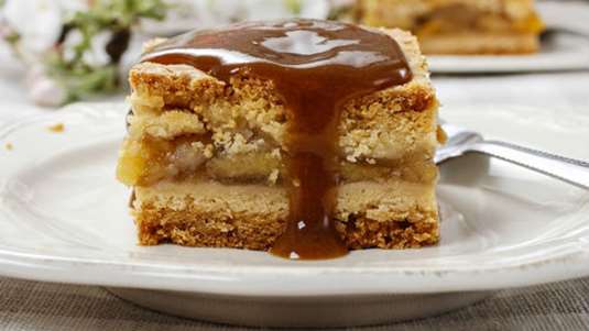 Μηλόπιτα-κέικ με τριμμένα αμύγδαλα και σάλτσα αλατισμένης καραμέλας 