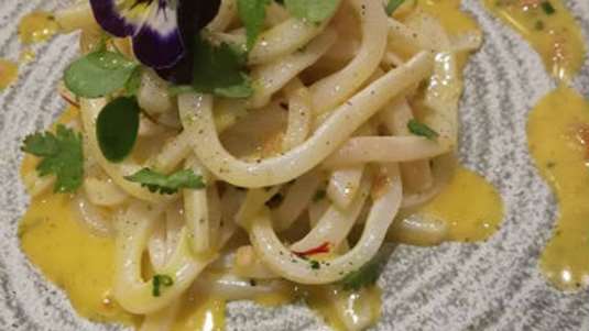 “Ταλιατέλες” από καλαμάρι α λα καρμπονάρα