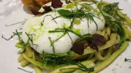 Κολοκυθανθοί γεμιστοί με κρητικά τυριά με “σπαγγέτι” από κολοκυθάκια και σάλτσα γιαουρτιού