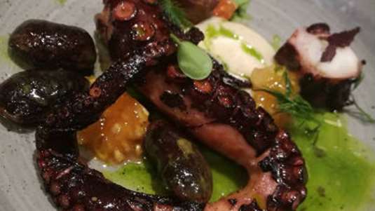 Καπνιστό χταπόδι με μαύρους γίγαντες Πρεσπών και ξυδάτο λουκάνικο Κρήτης