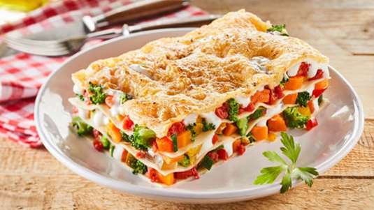 Γκρατέν με λαζάνια, λαχανικά, τυριά και βότανα