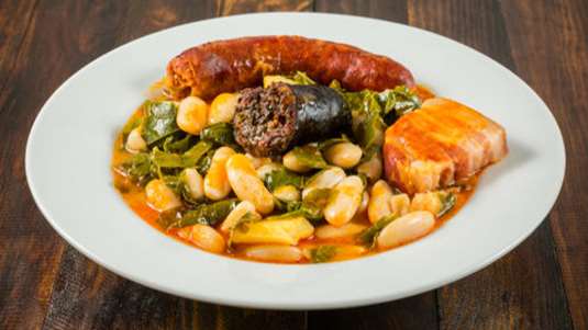 Γίγαντες με λουκάνικα, παντσέτα και σπανάκι