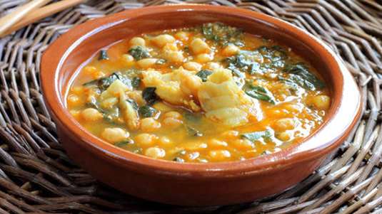 Ρεβίθια με παστό μπακαλιάρο, σπανάκι και βραστά αβγά