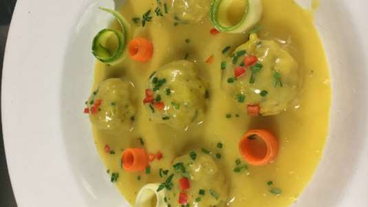 Γιουρβαλάκια ψαριού αβγολέμονο σε κακαβιά με κρόκο Κοζάνης