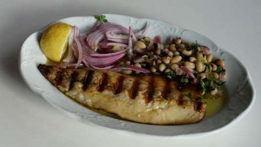 Σκουμπρί φιλέτο μαριναρισμένο στη σχάρα με μαυρομάτικα φασόλια