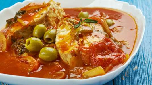 Ψάρι μαριναρισμένο, με ντομάτα, κρεμμύδια και λεμόνια στο φούρνο