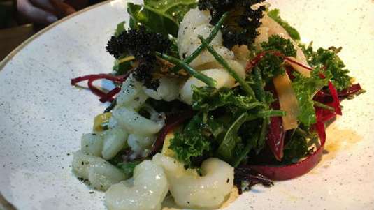 Γαρίδες μαριναρισμένες με μυρώνια και καυκαλήθρες (του Νίκου Μιχαήλ, εστιατόριο Άργουρα)