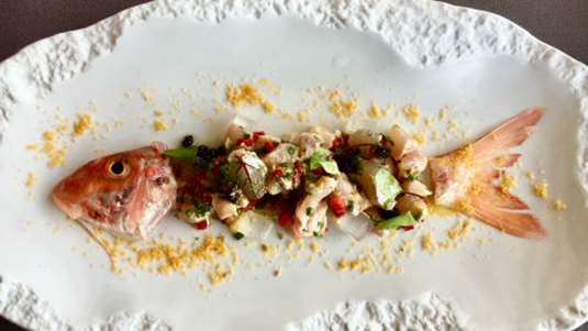 Μπαρμπούνι ταρτάρ με πιπεριά Φλωρίνης, σταφίδα και αβγοτάραχο (του Γιάννη Παρίκου, εστιατόριο Βαρούλκο)