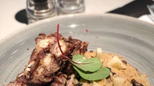 “Σιδηρόδρομος” ψητός με κριθαρότο, μανιτάρια και γραβιέρα Νάξου