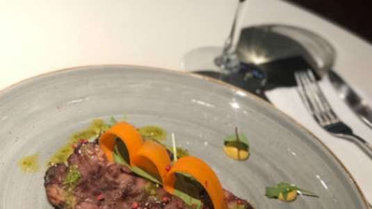 Μοσχαρίσια γλώσσα με γκρεμολάτα, ρόκα και πικάντικη μουστάρδα 