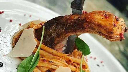 Προβατίνα κοκκινιστή με χοντρό μακαρόνι, καυκαλήθρες και παρμεζάνα