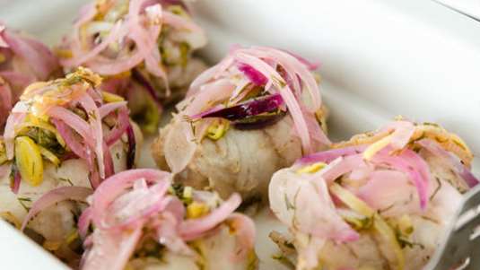 Μπακαλιάρος τηγανητός με πράσα και κρεμμύδια