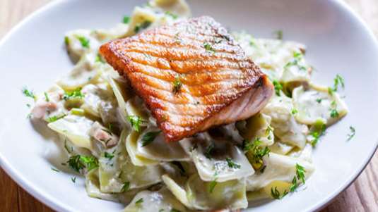 Σολομός με ζυμαρικά και λευκή σάλτσα πράσου