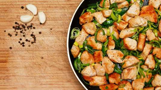 “Τηγανιά” με κοτόπουλο και πράσα