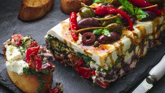 Τερίνα με κατσικίσιο τυρί και “ραγού” πιπεριάς