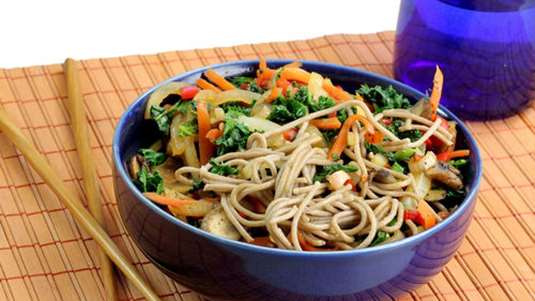 Νουντλς με λαχανικά και κάσιους 