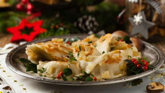 Ζυμαρικά γεμιστά με λάχανο και μανιτάρια (pierogis)