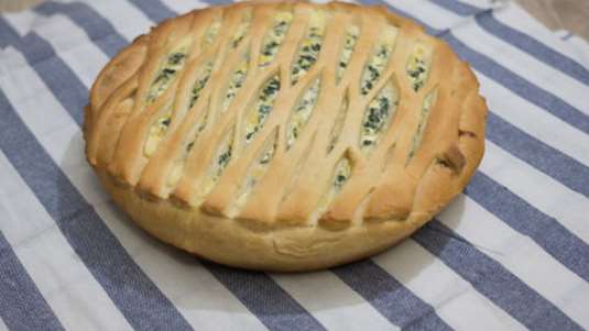 Τυρόπιτα με μπεσαμέλ και αρωματικά βότανα 