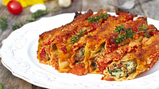 Κανελόνι με σπανάκι και μυζήθρα, με σάλτσα ντομάτα