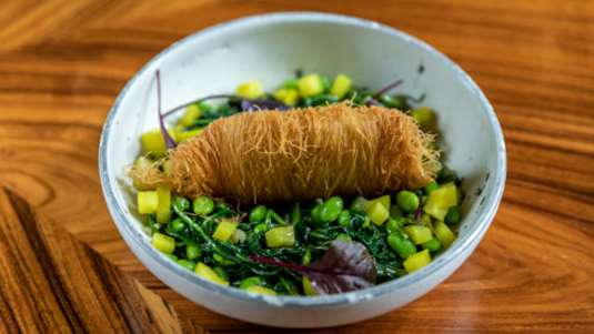 Καπνιστό χέλι σε κανταΐφι με χόρτα, φασόλια ενταμάμε και βινεγκρέτ με ξύδι από ασύρτικο 