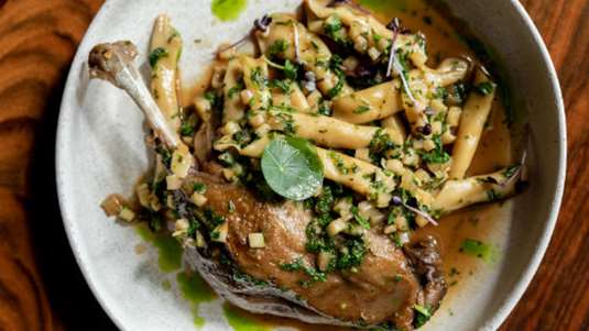 Μπούτια πάπιας μπραιζέ με μακαρούνες, σελινόριζα, καυκαλήθρες και μυρώνια