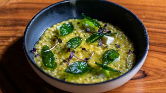 Κουσκουσάκι με πούλπα από κίτρινα τοματίνια, κίτρινη πιπεριά, φέτα και δυόσμο