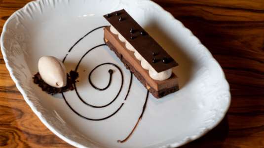 Σοκολατόπιτα με κρέμα από σοκολάτα γάλακτος