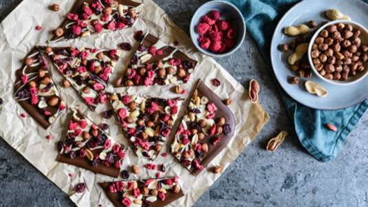 Πλάκες σοκολάτας με φρούτα του δάσους και λευκή σοκολάτα