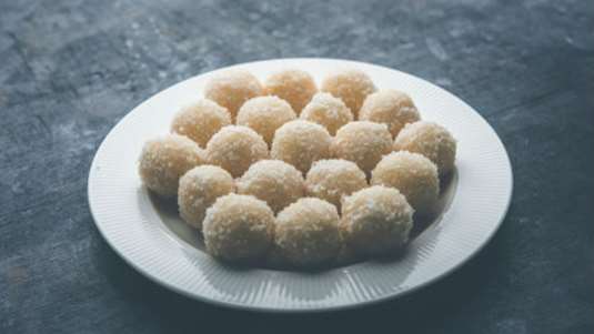 Μικρά γλυκά από καρύδα 