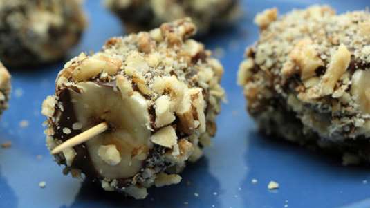 Μπανάνες με επικάλυψη από σοκολάτα και ξηρούς καρπούς 