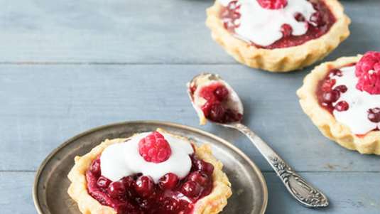 Ταρτούλες με τυρί μαρσκαρπόνε και μαρμελάδα από φρούτα του δάσους