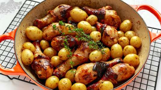 Κοτόπουλο με baby πατατούλες, μουστάρδα και πελτέ ντομάτας στο φούρνο 