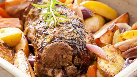 Αρνίσιο μπούτι με φρούτα και πατάτες στον φούρνο