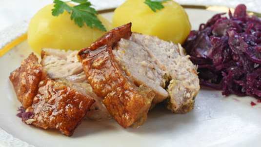 Χοιρινό μπούτι με καραμελωμένη πέτσα και συνοδεία από γλυκόξινο κόκκινο λάχανο