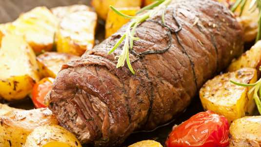 Μοσχαρίσιο ρολό στο φούρνο, γεμιστό με παρμεζάνα, μαϊντανό, σκόρδο, με πατάτες και ντοματάκια