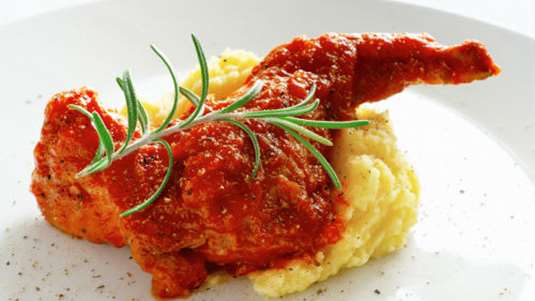 Κουνέλι κοκκινιστό στον φούρνο, με σκορδάτο πουρέ