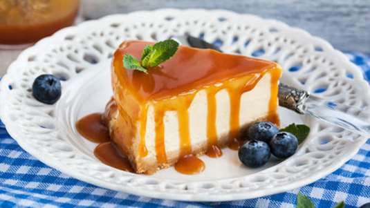 Τσιζ κέικ με ανθότυρο, μαστίχα και σιρόπι καραμέλας 