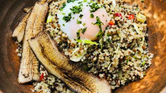 Σαλάτα με πολύχρωμη κινόα, παντσέτα Iberico και αβγό ποσέ (του σεφ Γιάννη Στανίτσα)