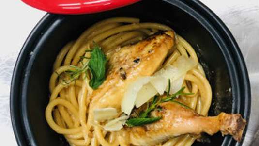 Κόκορας κρασάτος με χοντρό μακαρόνι και γραβιέρα Αμφιλοχίας (του σεφ Γιάννη Στανίτσα)