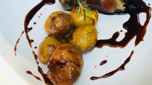 Χοιρινό κότσι καραμελωμένο σε μαύρη μπίρα και πατατούλες φούρνου (του σεφ Γιάννη Στανίτσα)