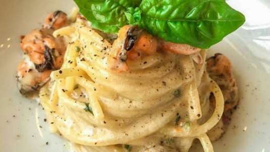 Σπαγγέτι με μύδια, σάλτσα τυριού και πιπέρι 