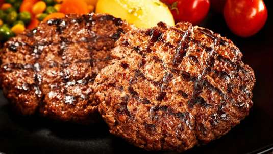 Μπιφτέκια με πατάτες και ντοματάκια στον φούρνο