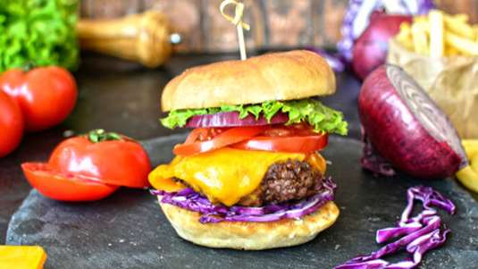 Τσίζμπεργκερ με κόκκινο λάχανο