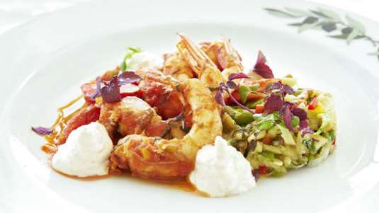 Γαρίδες σαγανάκι με άρωμα ούζου και κατίκι Δομοκού, μελιτζανοσαλάτα με φρέσκα βότανα και αγουρέλαιο